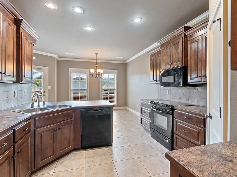1300 Edge Valley Dr N — Photo 8