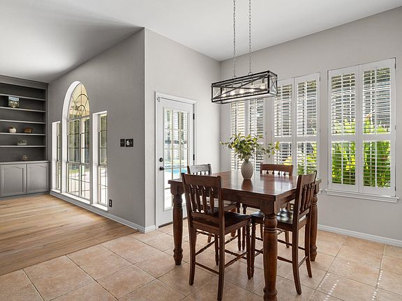 4th image of 819 Blue Spring Cir