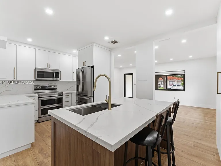 121 SW 71st Ave — Photo 8