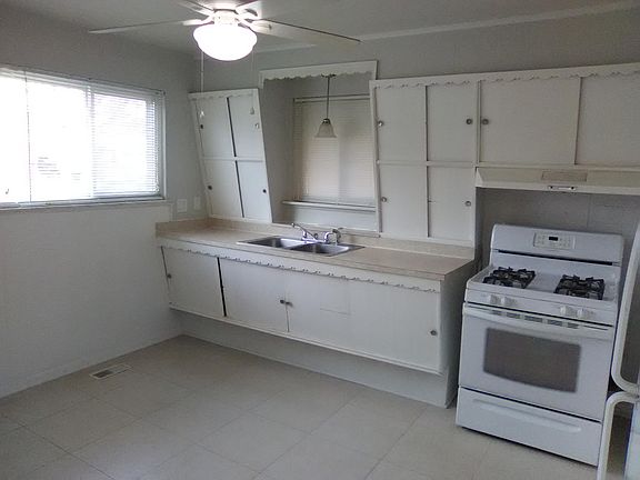 3rd image of 18404 Blue Island Ct
