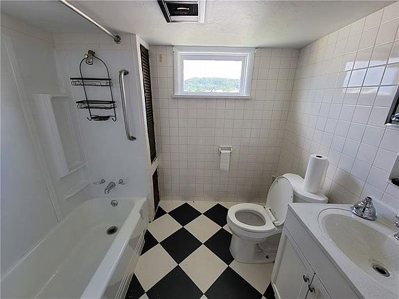 4th image of 404 W Cunningham St