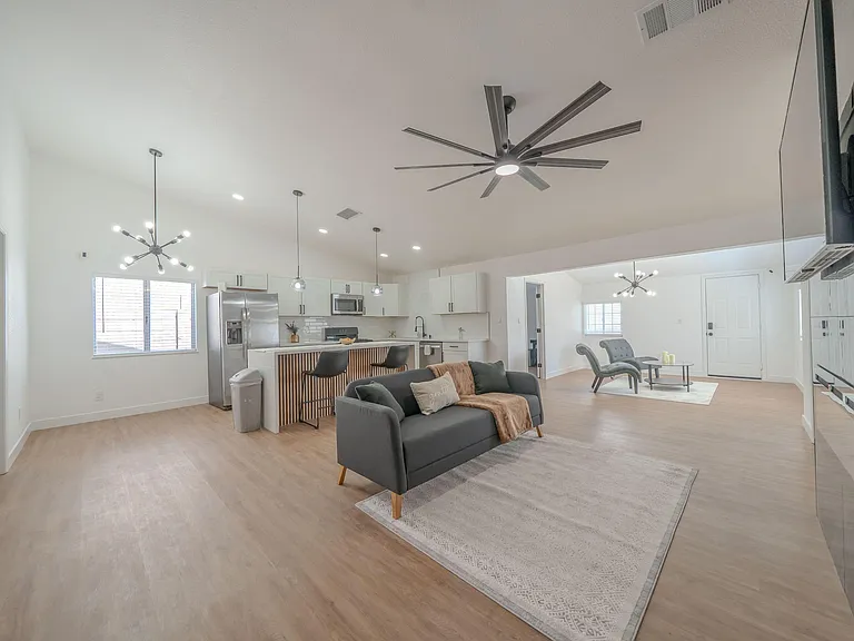 Sandalwood Ln — Photo 4