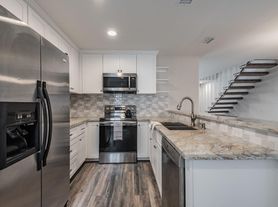 2121 Fountain View Dr