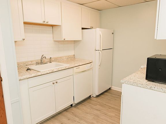 2nd image of 114 Stratford Ct #B