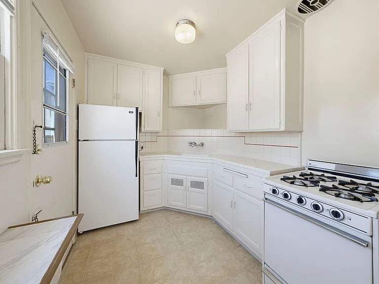 45 Roswell Ave — Photo 12