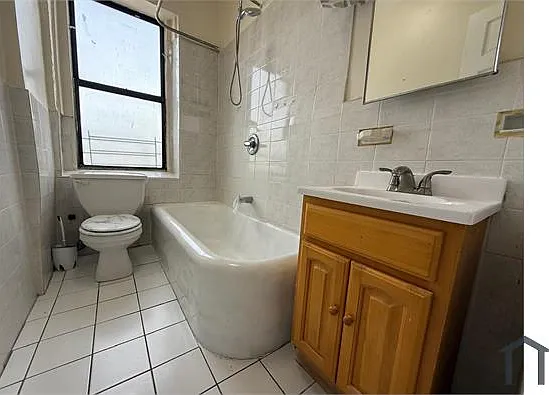 710 E 235th St #E1 — Photo 3