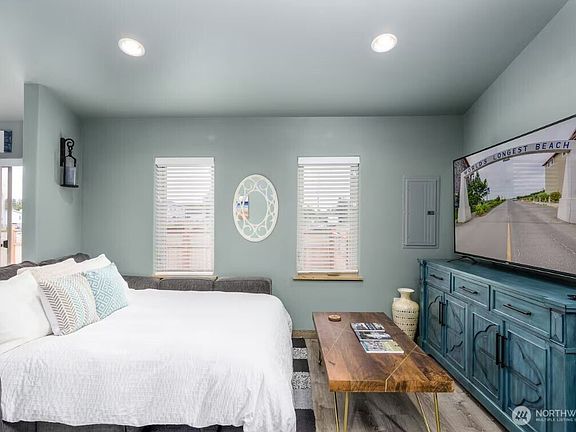 5th image of 106 Sid Snyder Drive E