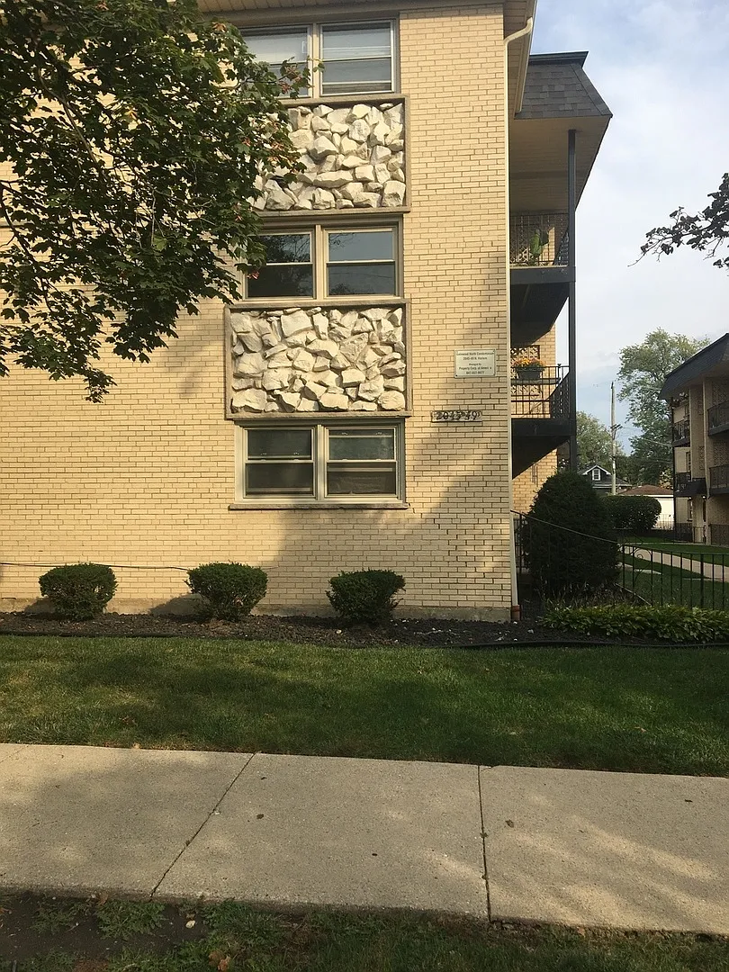 2045 N Harlem Ave APT 1E photo 1