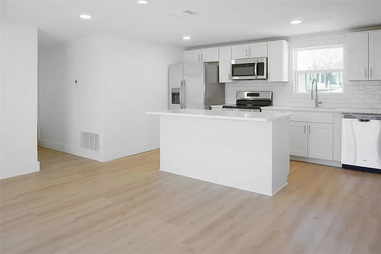 3 bed, 1392 sqft, $1,800 — Photo 1