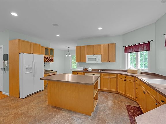 4th image of 16 Lindsey Ln
