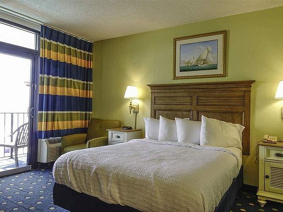 living room, 1 queen bed, no couch