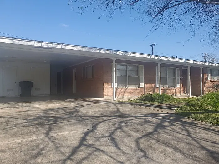 2417 N Parkwood Dr — Photo 2
