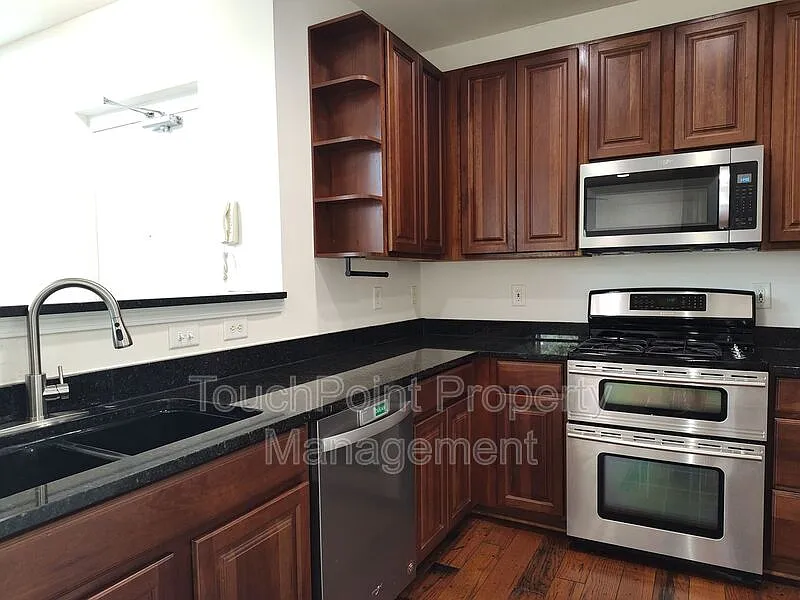 3 bed, 2.5 bath, 1840 sqft, $2,790 — Photo 2