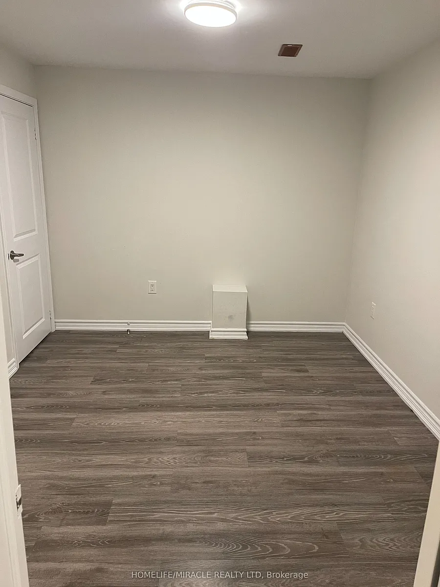 Building Photo - 1487 Chretien St E #BASEMENT