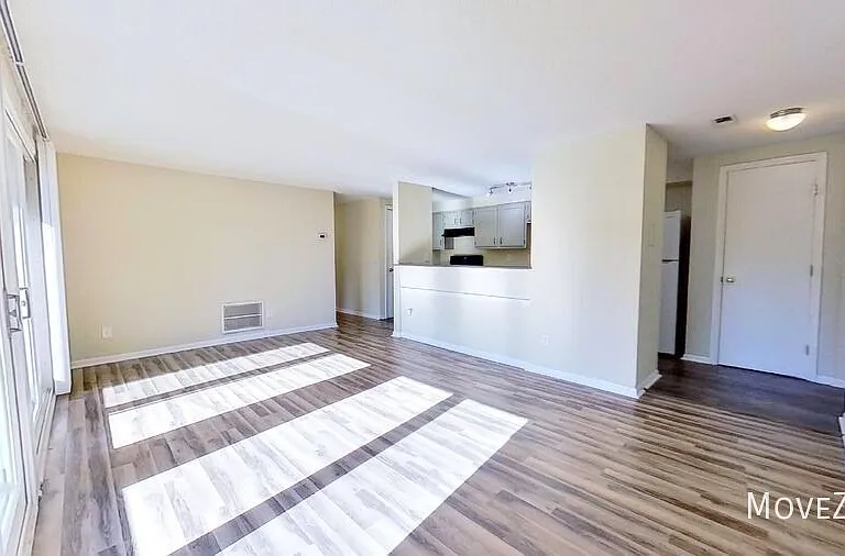 1641 Arlyn Cres E — Photo 9