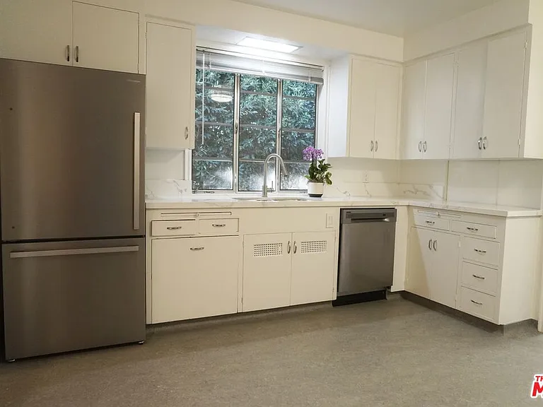 951 Masselin Ave — Photo 11