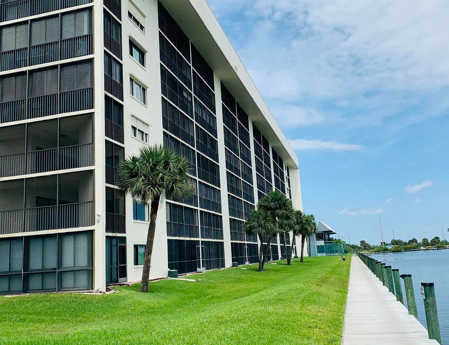 2 bed, 2.0 bath, 1307 sqft, $2,400 — Photo 2