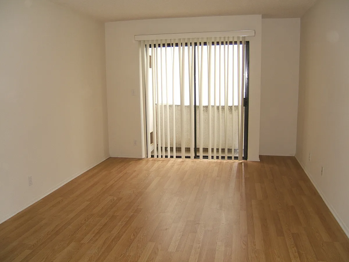 Building Photo - 924 3rd St #302