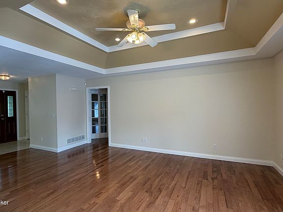 4th image of 998 Royal Oak Dr