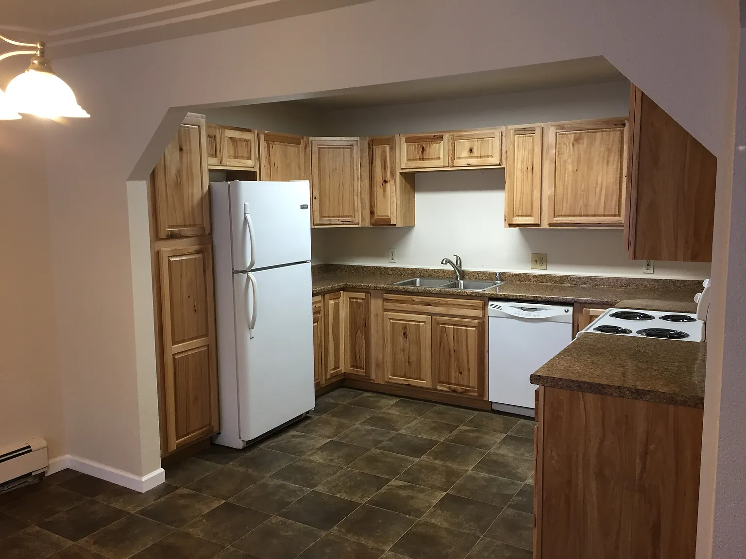 3 bed, 1259 sqft, $2,100 — Photo 2