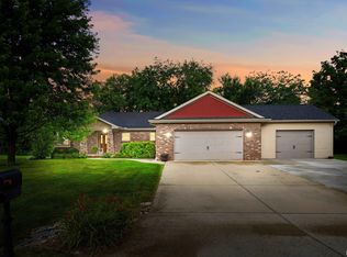 208 Valley Ct, Goodfield, IL 61742