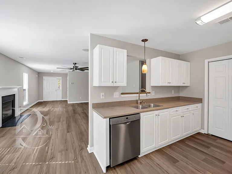 1039 Glencroft Dr — Photo 10