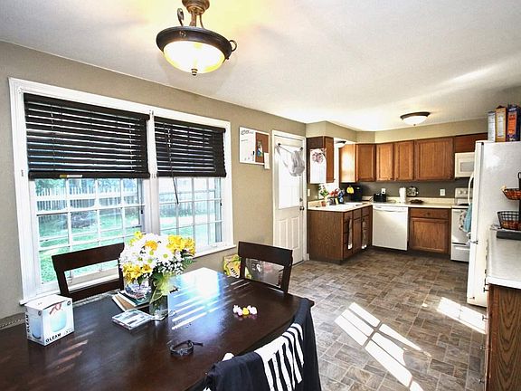 4th image of 856/858 Sherwood Dr NE