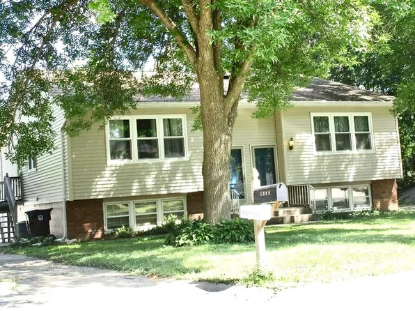 1320-1322 Delta Drive, 1320-1322 Delta Dr, Cedar Falls, IA 50613