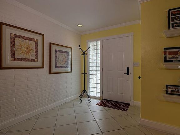 4th image of 1618 Cambridge Dr