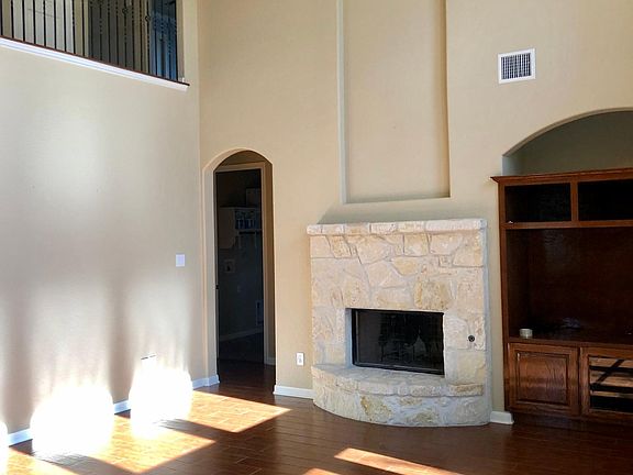 4th image of 702 Artisan Way