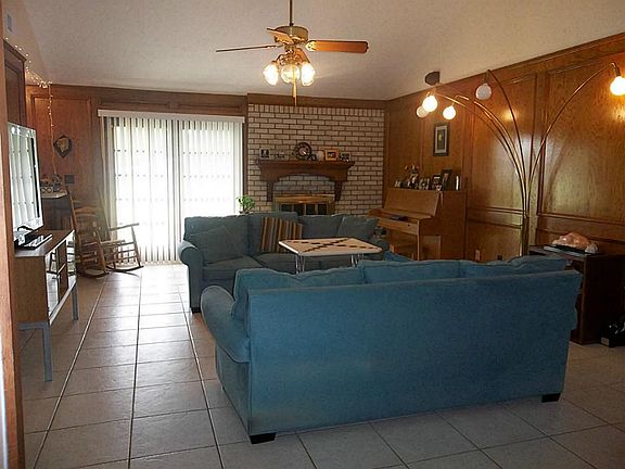 A LARGE OPEN LIVING ROOM WITH A FIREPLACE AND WET BAR.  IT IS GREAT AREA FOR WATCHING THE BIG GAMES WITH FRIENDS