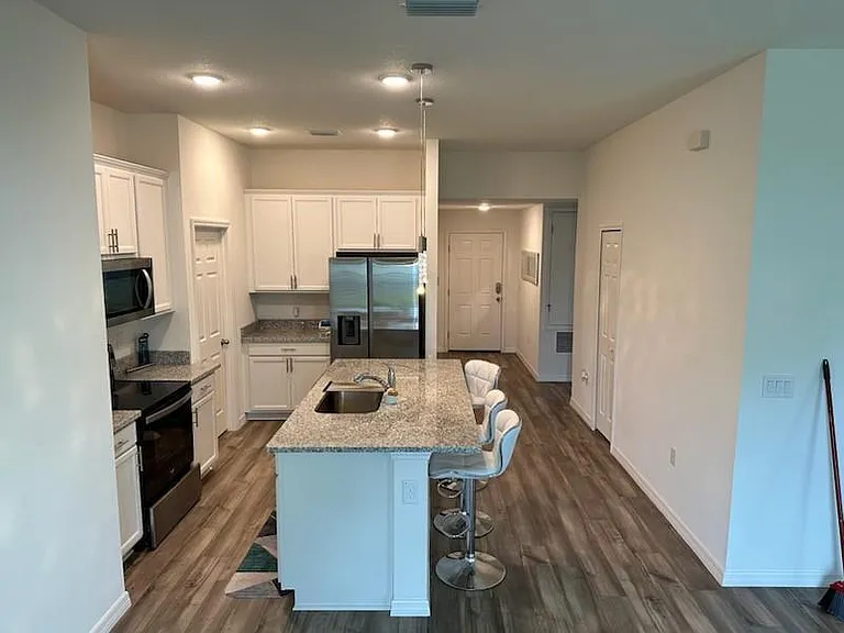 1099 Dania Cir NE — Photo 3