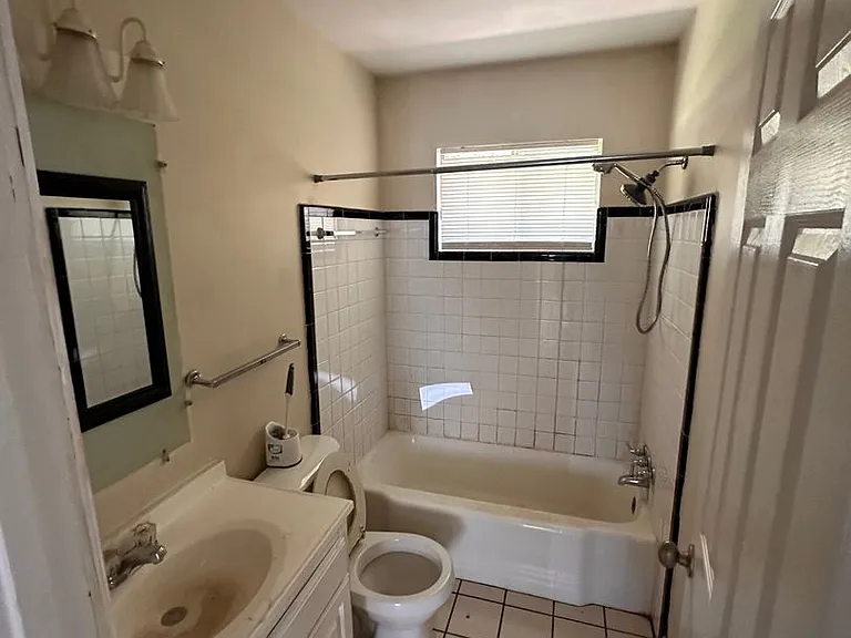 1120 S Detroit Ave — Photo 1