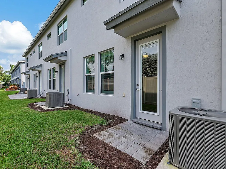 1807 SE Ocean Cove Way — Photo 30