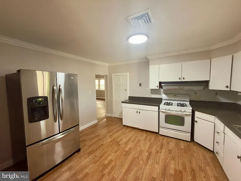 422 W 6th Ave — Photo 40