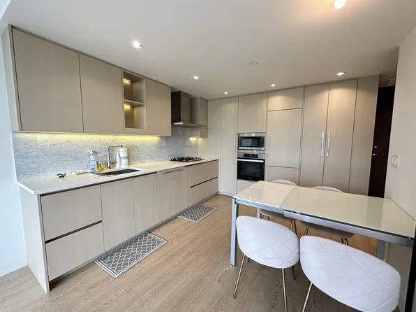 89 Nelson St, Vancouver, BC