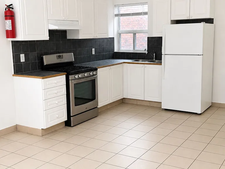 1136 Dufferin St #2 — Photo 3