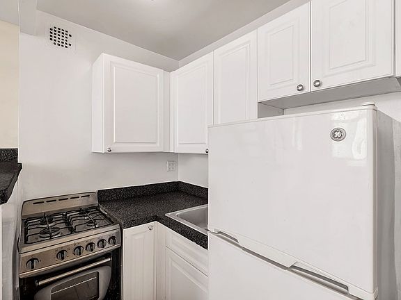 4th image of 7 E 32nd St #2F
