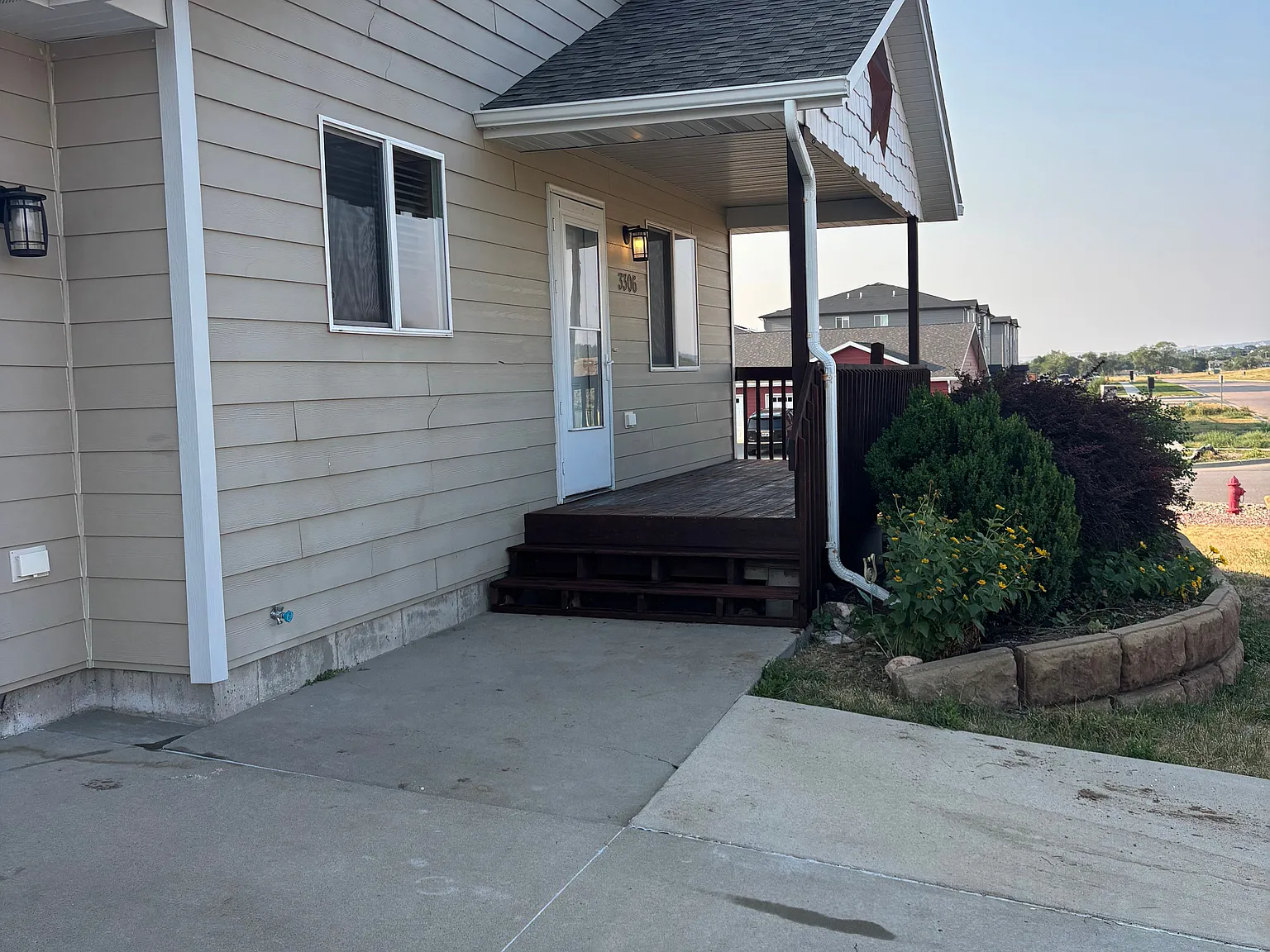 5 bed, 2080 sqft, $2,400 — Photo 2