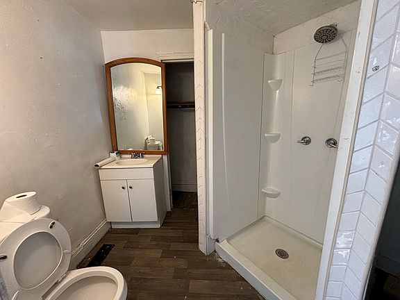 4th image of 225 Roberts St