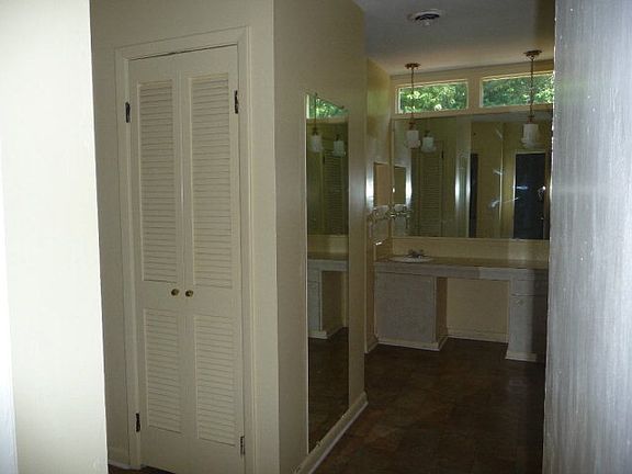 4th image of 1102 Gaskin Ave N