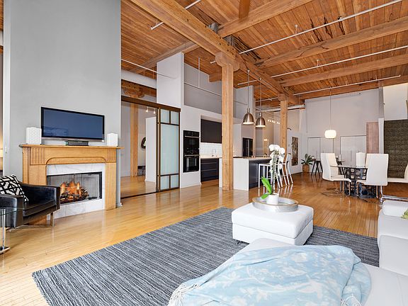 2nd image of 360 W Illinois St APT 613