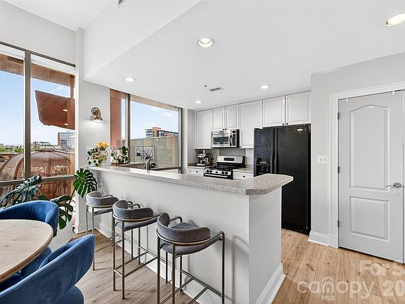 5th image of 315 Arlington Ave Unit 503