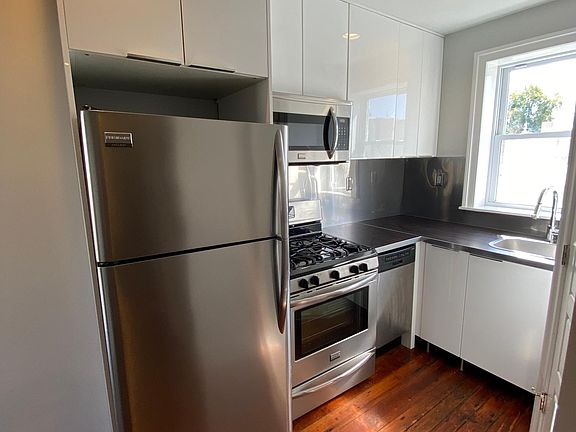 4th image of 2224 Christian St Floor 3