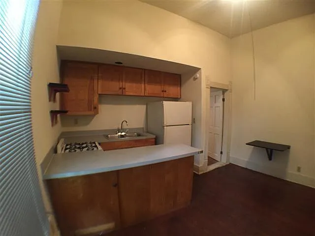 2 bed, 1.0 bath, 650 sqft, $1,200 — Photo 3