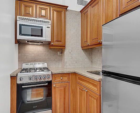 4th image of 210 E 36th St APT 9G