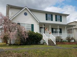 221 Walnut St, Hamlin, WV 25523