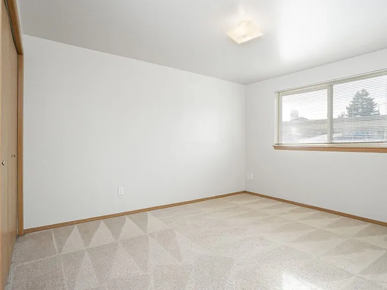 102-Mountain View Apts — Photo 20
