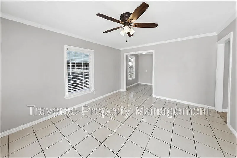 3 bed, 1.0 bath, 888 sqft, $1,750 — Photo 3