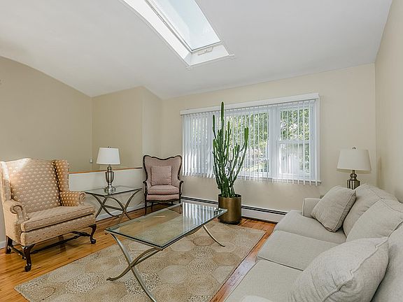 2nd image of 2 Wentworth Dr